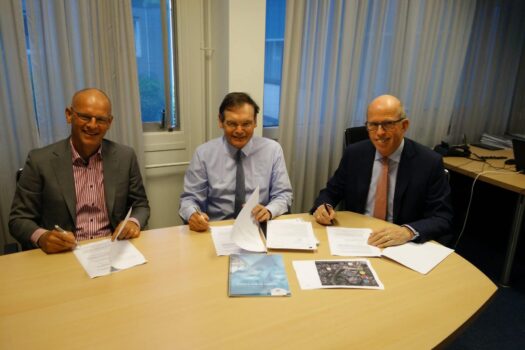 Met een ferme handdruk bekrachtigen Dinand van den Berg, Henri Janssen en Henk Pluimers de intentieovereenkomst