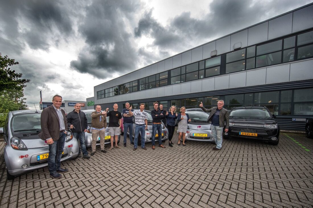 Zwolle Zalsman heeft een nieuwe leasconstructie ontwikkeld. Elektrisch rijden in plaats van woon-werk vergoeding. hier een aantal elektrische auto's bij het bedrijf. met enkele gebruikers en directeur Remco Reinink. Foto Frans Paalman Zwolle © 2015