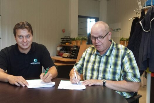 Roy Groothuis (BLOM opleidingen) en Henk Rebergen (Arvelo) tekenen de overnameovereenkomst