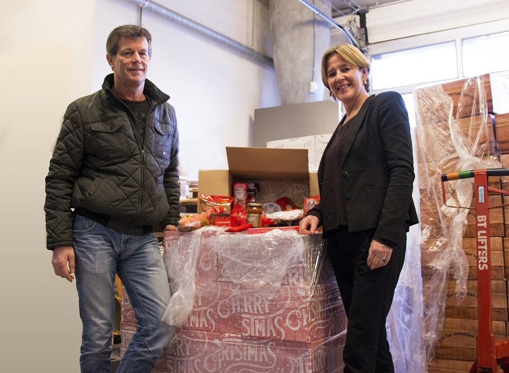 ROC van Twente doneert kerstpakketten aan Kamer-Raad
