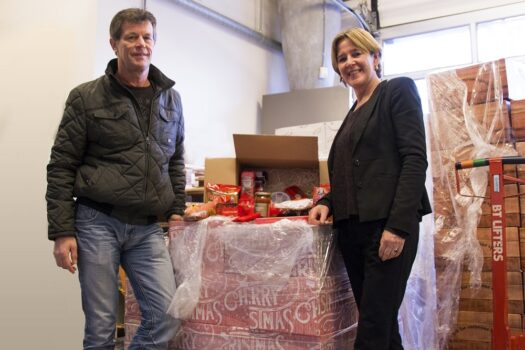 ROC van Twente doneert kerstpakketten aan Kamer-Raad
