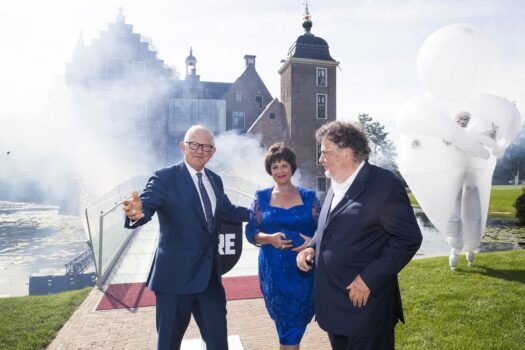 Opening Kasteel Ruurlo 23 juni- vlnr prof mr Pieter van Vollenhoven, Monique Melchers, Hans Melchers, fotograaf Sander Stoepker