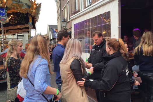 Loopkoppels, cameratoezicht en safety manager tijdens Koale Kermis Oostmarsum