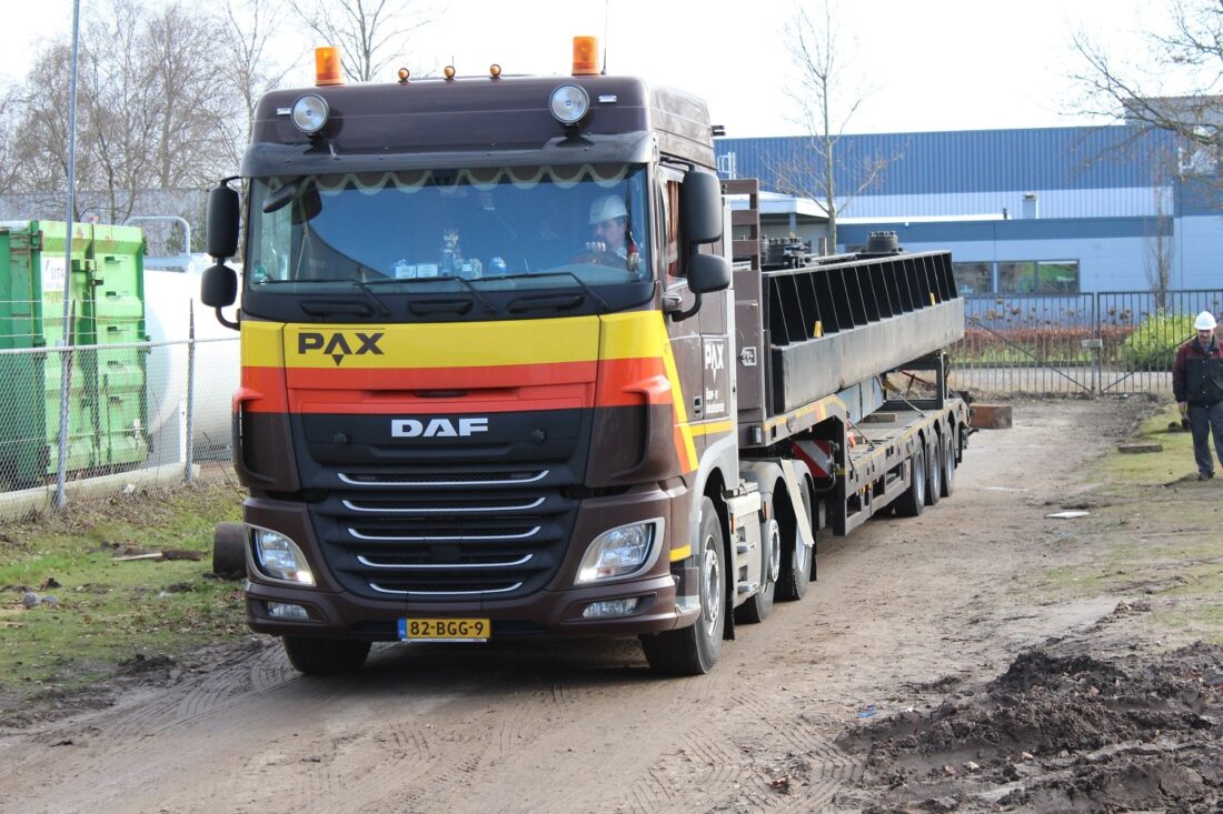 Transport van een 350 ton zware palendrukker in handen van PAX