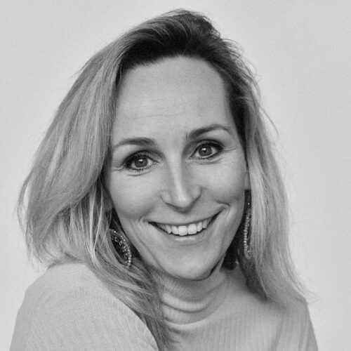 Leonie geeft zowel HR-advies aan ondernemers als aan HR-professionals, en biedt coaching aan individuele medewerkers, teams en particulieren.