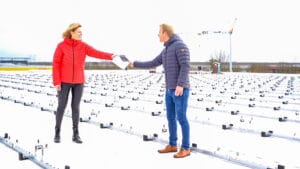 Nynke Floor (CFO Zehnder Group Nederland) en Luuk van Dam (Commercieel Manager Energiewacht Groep) ondertekenen de contracten voor het installeren van ruim 3500 zonnepanelen op het dak van Zehnder.