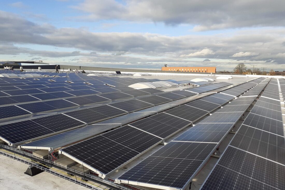 De eerste panelen worden gelegd op het Zehnder dak