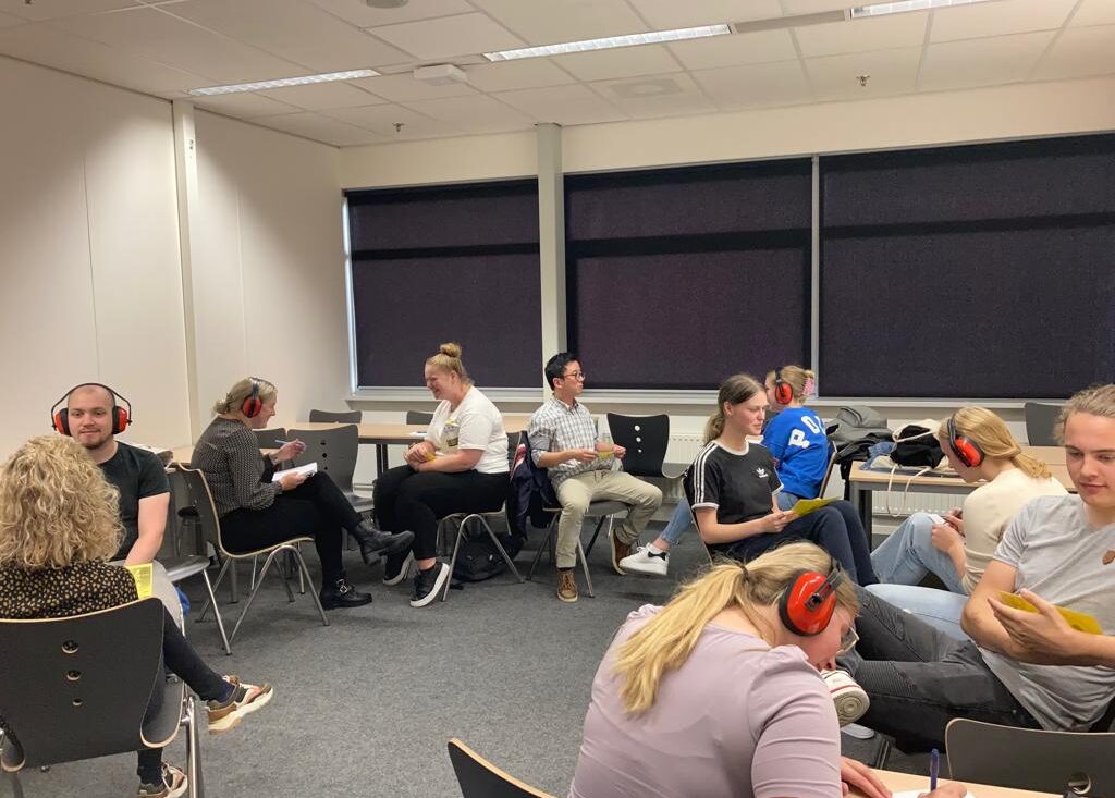 Landelijke primeur: 26 studenten ROC van Twente starten keuzedeel Kennismaking met Nederlands ondersteund met Gebaren