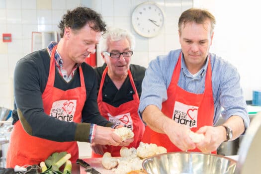Rabobank Zuid en Oost Twente steunt Resto VanHarte met diner voor vrijwilligers Voedsel- en Kledingbank