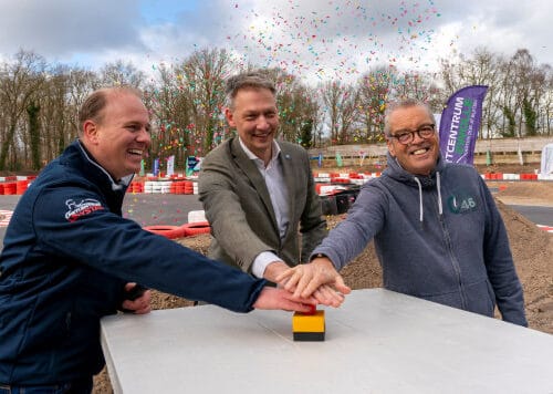 Kartcentrum Zwolle feestelijk geopend door Formule 1-commentator Olav Mol