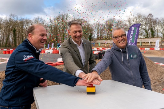 Kartcentrum Zwolle feestelijk geopend door Formule 1-commentator Olav Mol