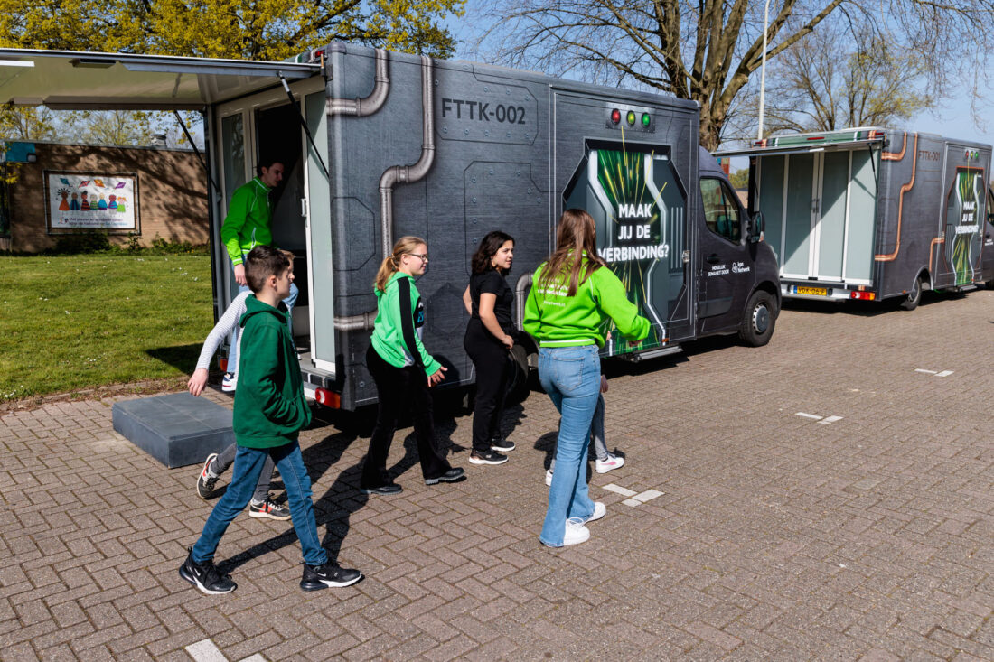 De Glasvezelbus leert kinderen van basisschool De Laarakker alles over glasvezelinternet