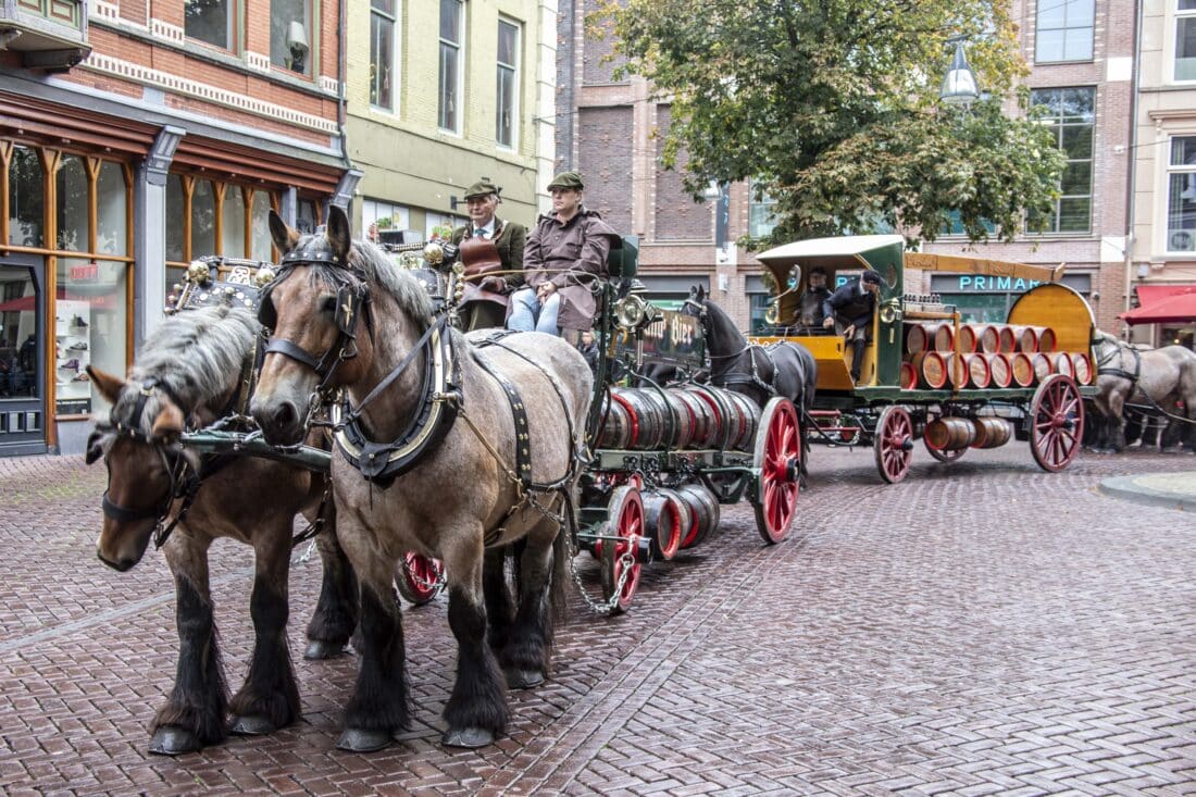 HESZ brengt het Bokbier met oude tjalk en paard en wagen naar cafés en restaurants in binnenstad