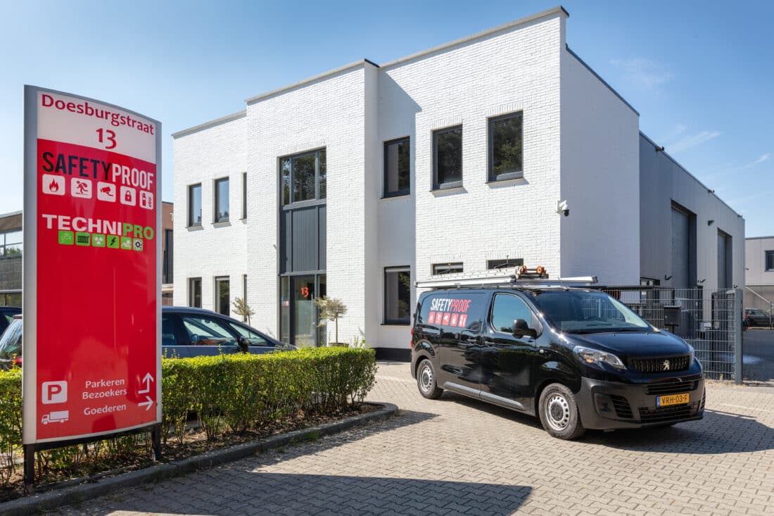 Safetyproof Beveiligingstechniek BV bestaat tien jaar. Bij deze mijlpaal werd stilgestaan met een groot feest in het eigen pand in Oldenzaal.