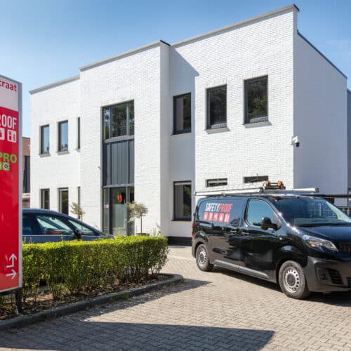 Safetyproof Beveiligingstechniek BV bestaat tien jaar. Bij deze mijlpaal werd stilgestaan met een groot feest in het eigen pand in Oldenzaal.