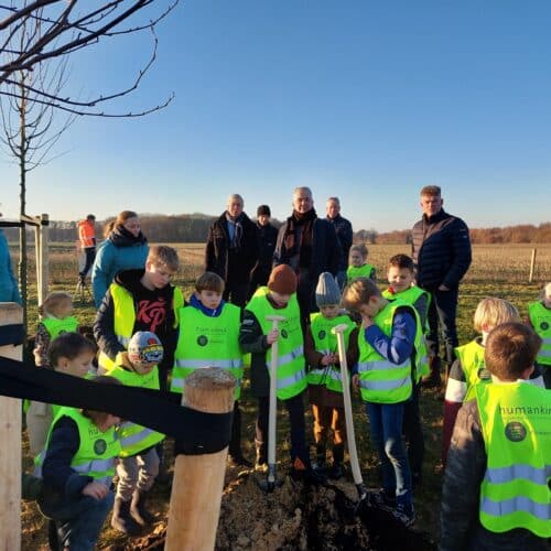 Jonge Muiters en wethouder trotseren kou om bomen te planten op Laarberg