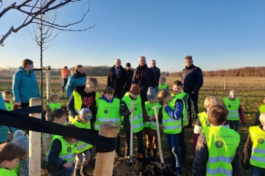 Jonge Muiters en wethouder trotseren kou om bomen te planten op Laarberg