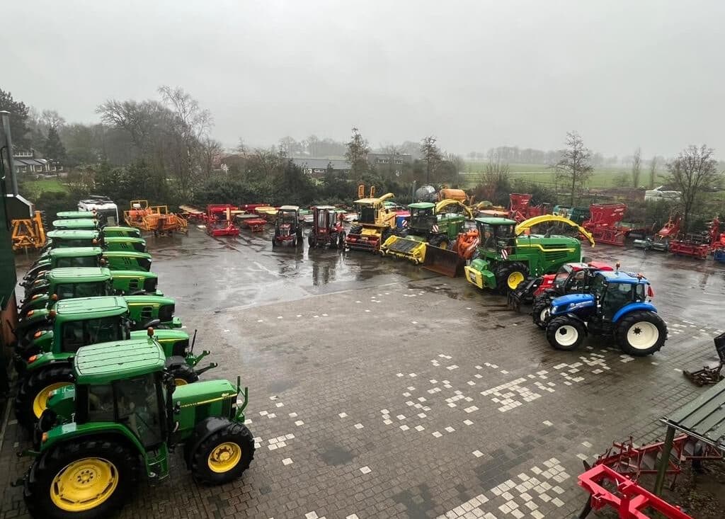 Op het buitenterrein en in het pand van GroeNoord in Luttenberg is plaats gemaakt voor honderden agrarische werk- en voertuigen en machines voor het onderhoud van tuin en park.