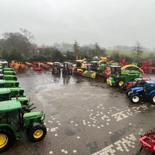 Op het buitenterrein en in het pand van GroeNoord in Luttenberg is plaats gemaakt voor honderden agrarische werk- en voertuigen en machines voor het onderhoud van tuin en park.