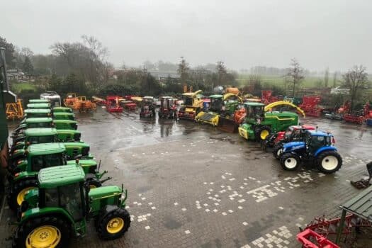 Op het buitenterrein en in het pand van GroeNoord in Luttenberg is plaats gemaakt voor honderden agrarische werk- en voertuigen en machines voor het onderhoud van tuin en park.