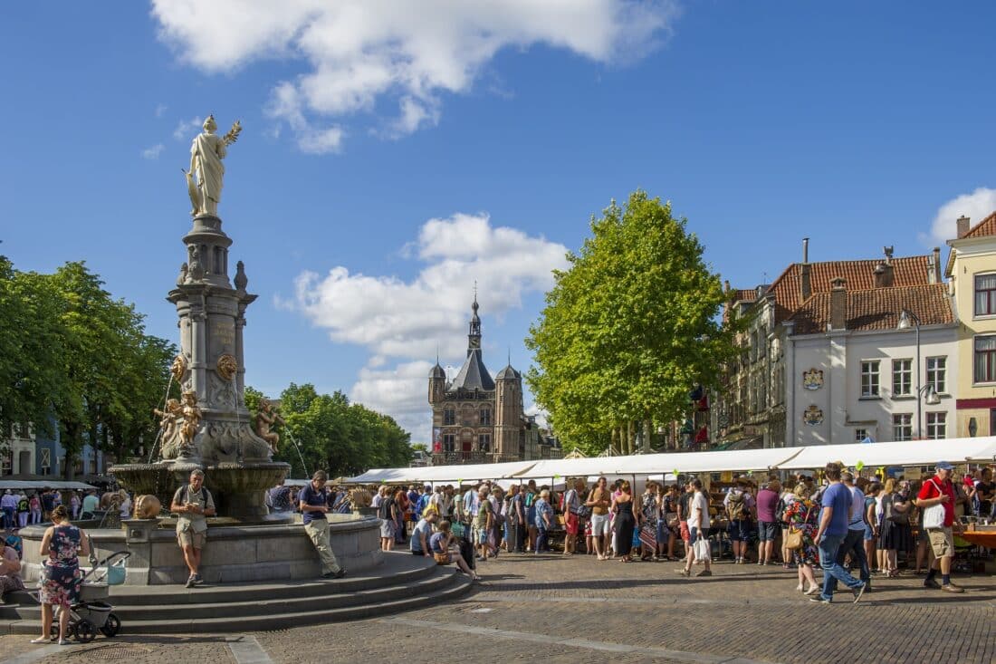Deventer weer als vanouds vol kramen in de binnenstad tijdens de Deventer Boekenmarkt