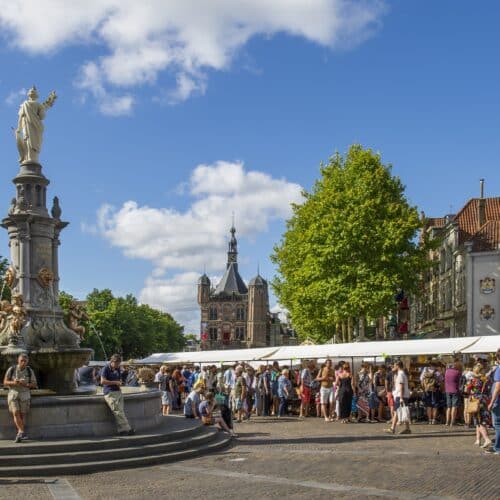 Deventer weer als vanouds vol kramen in de binnenstad tijdens de Deventer Boekenmarkt