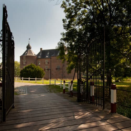 Vier de zomer op een middeleeuws kasteel