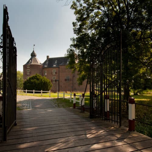 Vier de zomer op een middeleeuws kasteel