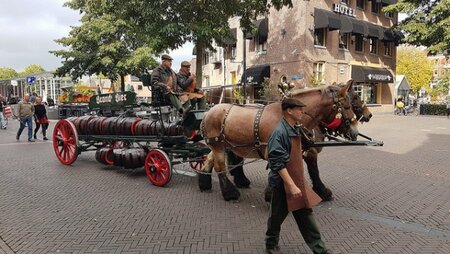HESZ introduceert Bokbier met oude tjalk en paard en wagen in de Zwolse binnenstad