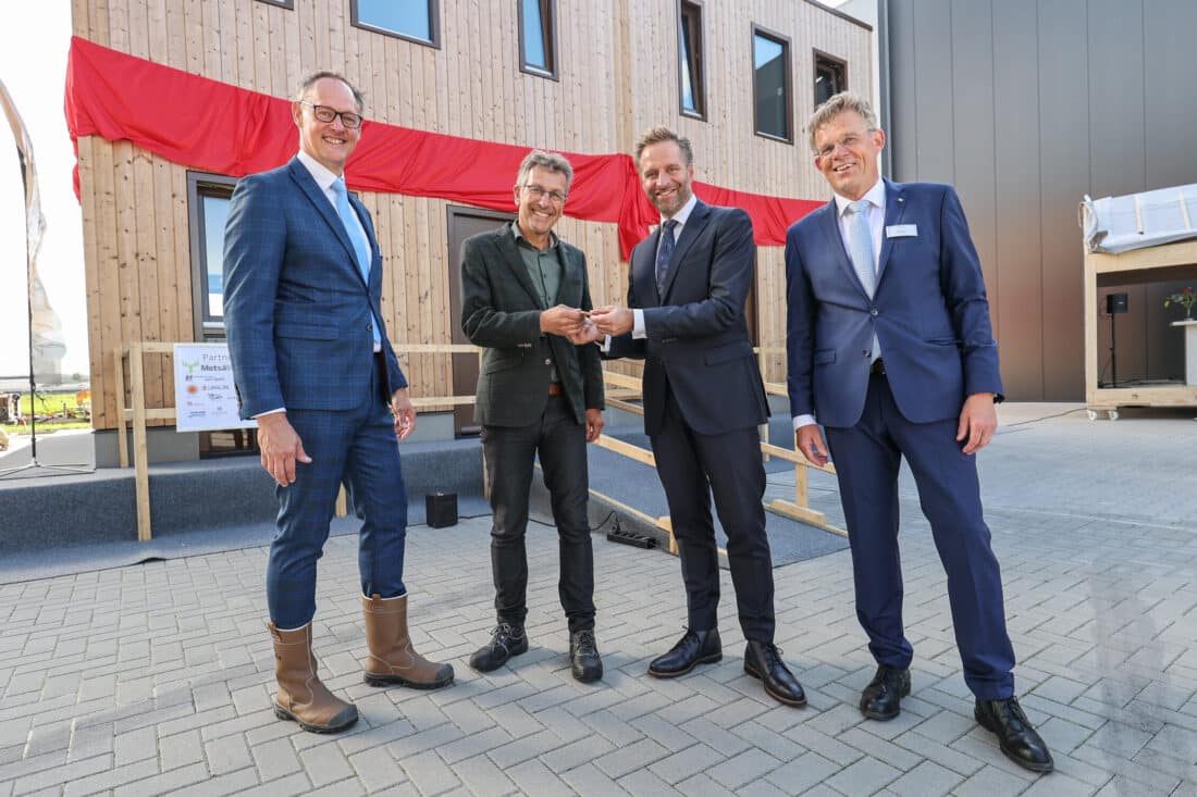 Minister Hugo de Jonge opent fabriek geWOONhout in Wehl