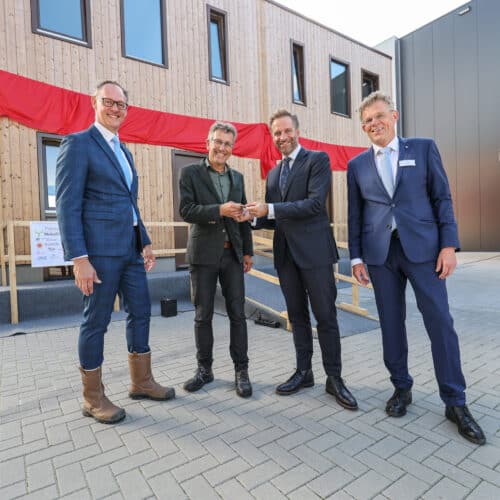 Minister Hugo de Jonge opent fabriek geWOONhout in Wehl