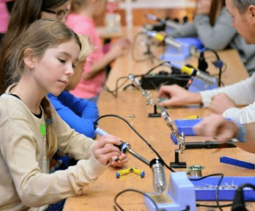 Laat de jeugd warm lopen voor technologie