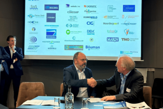 Conoship International en Bouman Industries hebben op het symposium van de Green Maritime Coalition aangekondigd dat ze een overeenkomst hebben gesloten voor de bouw van Ship Based Carbon Capture Systems. Deze samenwerking ontsluit het potentieel van innovatieve maritieme CO₂-afvangsystemen, die essentieel zijn voor het verminderen van de CO₂-voetafdruk van de bestaande vloot, nieuwe schepen en haar klanten. "Met trots kan ik aankondigen dat Bouman Industries en Conoship International een joint venture starten om Ship Based Carbon Capture Systems te bouwen. Bouman Industries en haar dochteronderneming Carbotreat staan bekend om hun kracht in het bouwen van in de praktijk bewezen Land Based Carbon Capture systemen. Met deze joint venture, Carbotreat Maritime, gaan we deze systemen ontwikkelen geschikt voor gebruik op schepen om de CO₂- uitstoot in maritieme toepassingen te verminderen. Samen kunnen we de decarbonisatie van de maritieme sector in de komende decennia versnellen. Dit partnerschap waarborgt dan ook de missie van Conoship International om de scheepvaartindustrie te voorzien van praktische oplossingen om schepen met een lage of nul emissie te realiseren," aldus Geert Dokter, CEO van Conoship International. De gecombineerde expertise van de joint venture stelt scheepseigenaren en -exploitanten in staat om de CO₂-uitstoot op hun nieuwbouwschepen en bestaande schepen te verminderen. Deze joint venture is de spin-off van de vier jaar durende samenwerking met TNO en Bouman. Conoship heeft de maritieme toepassing van deze technologie onderzocht en ontwikkeld, met name voor LNG-aangedreven (vloeibaar aardgas) schepen. In het internationale CO₂-afvang onderzoeksproject EverLoNG worden twee CO₂-afvangsystemen ontwikkeld in case studies voor de Sleipnir van Heerema en een LNG-tanker van Total Energies. Door een Ship Based Carbon Capture System toe te voegen om de CO₂ in de uitlaatgassen af te vangen, kan de CO₂- uitstoot aan boord tot 95% worden gereduceerd. De afgevangen CO₂ kan worden gekoeld en aan boord worden opgeslagen. Aan wal kan het worden hergebruikt voor de productie van synthetisch methaan. Een veelbelovende stap op weg naar een gesloten koolstofkringloop. Door de CO₂-afvanginstallatie te integreren tijdens het initiële scheepsontwerp bij Conoship wordt een optimale oplossing gecreëerd. De installaties van het Carbon Capture System zijn echter ook geschikt als modernisering van de bestaande vloot. "Met onze gerealiseerde CO₂-afvanginstallaties aan land, gecombineerd met de expertise van Conoship, kunnen we grootschalige CO₂-afvang- en opslaginstallaties aan boord van schepen leveren. Onderzoek heeft aangetoond dat onze CO₂-afvangsystemen het mogelijk maken om de IMO-doelstellingen voor 2030 en 2050 te halen, zelfs voor CONOSHIP INTERNATIONAL | WWW.CONOSHIP.COM | +31 50 526 88 22 1 bestaande schepen. Met Carbotreat Maritime kunnen we de CO₂-voetafdruk van de scheepvaart op korte termijn met meer dan 75% verminderen en streven we naar 100% in de toekomst," aldus Wilco van Wijck, CEO bij Bouman
