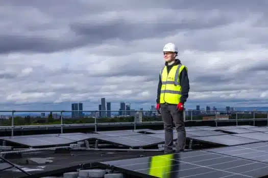 Een op negen zonnepanelenbezitters betaalt terugleverheffing