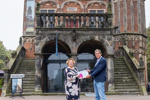 Ewout van der Horst overhandigt plannen aan Ilse Duursma