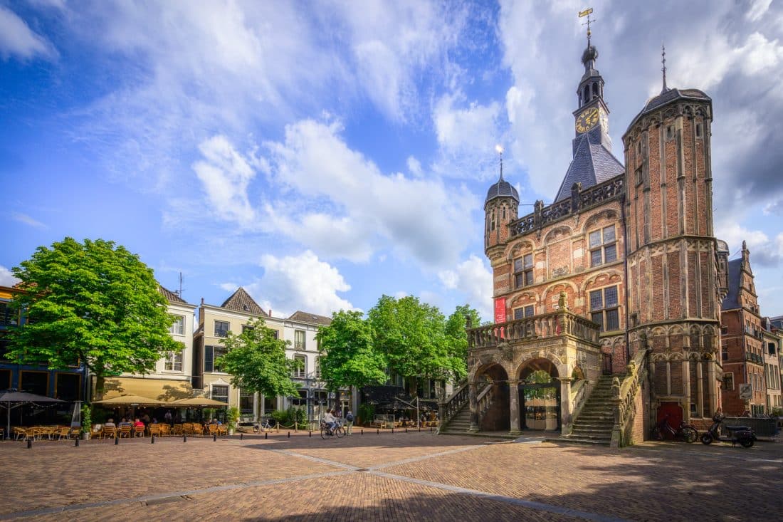 Museum De Waag opent vanaf 3 mei 2025 de deuren voor de tentoonstelling ‘Heavy Metal: Deventer ambachten zilver, brons en tin (1550-1850)’. De tentoonstelling brengt de ambachtelijke traditie van metaalbewerking in Hanzestad Deventer tot leven. Bezoekers krijgen inzicht in de technieken en achtergronden van zilveren, bronzen en tinnen kunstobjecten en gebruiksvoorwerpen. De eerste smeden In de middeleeuwen waren de eerste smeden al actief in Deventer. Mede dankzij de Hanze, een machtig netwerk van handelssteden in het gebied dat grenst aan de Noordzee en de Oostzee, was de welvaart in Deventer hoog. Dat resulteerde onder meer in een grote vraag naar metalen voorwerpen in brons, tin en zilver. “Deventer kende in de zestiende tot aan de negentiende eeuw een bloeiende traditie van metaalbewerking.” zegt Anne van Geuns, conservator bij Museum De Waag. “Met Heavy Metal willen we niet alleen de schoonheid en precisie van deze ambachten laten zien, maar ook de verhalen van de ambachtslieden en de gilden meer tot leven brengen.” Over de tentoonstelling Heavy Metal neemt de bezoeker mee terug tot aan de zestiende eeuw. Een periode waarin vakmanschap en metaalbewerking een essentiële rol speelden in de economische en culturele ontwikkeling van Deventer. De tentoonstelling toont een rijke collectie zilveren, bronzen en tinnen objecten, van gebruiksvoorwerpen tot meesterwerken van ambachtslieden. Daarnaast geeft de tentoonstelling inzicht in de technieken en innovaties die deze ambachten door de eeuwen heen hebben gevormd. Ook zoomt de tentoonstelling in op enkele typisch Deventer ambachten families. Families als Wegewart, Schimmel en de zilversmeden Luycksen waren respectievelijk gedurende de zestiende, zeventiende en de achttiende eeuw actief in de Hanzestad. De opkomst van fabrieksmatig geproduceerd metaalwerk in de negentiende eeuw leidde tot de neergang van de lokale smeedkunst. Naast historische objecten bevat de tentoonstelling interactieve elementen zoals zintuigelijke prikkeling, demonstraties van hedendaagse vakmensen en multimediale presentaties. Via workshops kunnen bezoekers zelf ervaren hoe arbeidsintensief en verfijnd deze ambachten waren. Ook is er aandacht voor de maatschappelijke en economische impact van deze ambachten op de stad en haar inwoners. De tentoonstelling is mede mogelijk gemaakt door gemeente Deventer, Cultuurfonds Overijssel en Stichting Wesselings-Van Breemen. Museumbezoek Heavy Metal is vanaf 3 mei 2025 in Museum De Waag te zien. Het museum is van dinsdag tot en met zondag van 11:00 tot 17:00 uur geopend. Meer informatie over de ambachtententoonstelling en de activiteiten is te vinden op museumdewaag.nl.