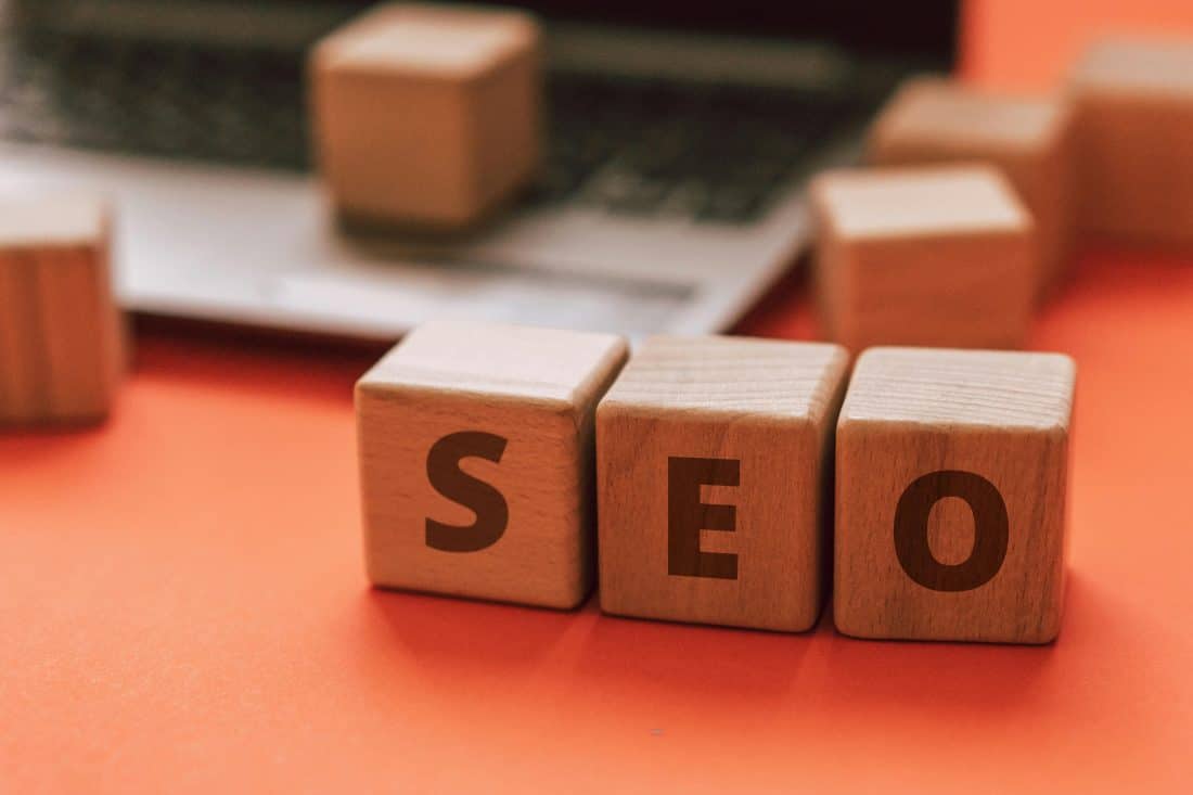 Ralf van Veen zit daar — als SEO-specialist aan de voorkant van boardroombesluiten. Niet met dashboards, maar met inzichten.