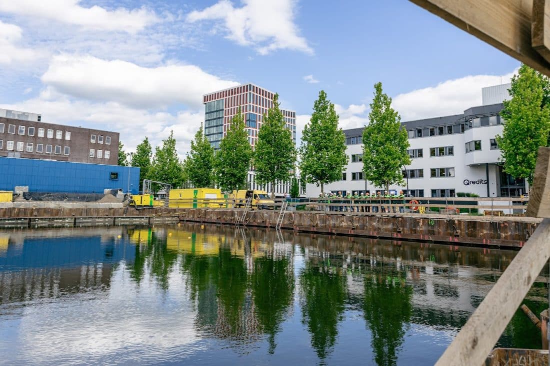 Bouwtechnisch spektakel te zien vanaf de tribune – stort rechtbank Almelo op diepste punt van de stad