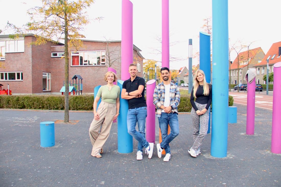 Onderwijzers uit het Oosten beleven samen eindsprint in de Verkiezing Leraar van het Jaar 2025. Van links naar rechts: Heleen Kamphuis (Het Stedelijk), Lars Knol (Vechtdal College), Amber Schopman (De Wegwijzer), Mark Vrieze (ROC van Twente).