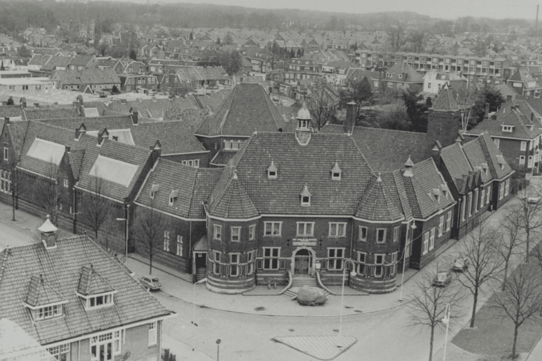 Precies een eeuw geleden, op 19 februari 1926, werd met de ondertekening van de schenkingsakte het fundament gelegd voor Rijksmuseum Twenthe. Edwina van Heek-Burr Ewing schonk op die dag een nieuw museumgebouw en de bijbehorende kunstcollectie aan de Nederlandse Staat. Daarmee gaf ze vorm aan de droom van haar overleden man, textielfabrikant Jan Bernard van Heek, en werd het museum officieel opgericht, dat 'blijvend en als zoodanig' bewaard moet blijven. Image Foto: Edwina van Heek Stichting Hoewel Jan Bernard van Heek het museum zelf niet meer zou meemaken, zorgde zijn echtgenote, Edwina, er met vastberadenheid voor dat zijn ideaal werkelijkheid werd. Honderd jaar later eren we haar daadkracht, visie en de maatschappelijke betrokkenheid die tot op de dag van vandaag voelbaar zijn in het museum. Edwina van Heek in de schijnwerpers Vanaf 8 maart 2026 is in Rijksmuseum Twenthe een focuspresentatie te zien over Edwina van Heek. De tentoonstelling is gebaseerd op nieuw historisch onderzoek van Bert-Jaap Koops en werpt licht op haar rol in de totstandkoming van het museum, een verhaal dat lange tijd onderbelicht bleef. De presentatie kwam tot stand in samenwerking met de Stichting Edwina van Heek en het archief van Landgoed Zonnebeek. Op weg naar 100 jaar Rijksmuseum Twenthe in 2030 Hoewel de oprichting in 1926 plaatsvond, opende Rijksmuseum Twenthe in 1930 zijn deuren voor het publiek. De herdenking van de schenkingsakte in 2026 markeert het begin van een vierjarige aanloop naar het officiële eeuwfeest in 2030, een moment waarop het museum groots zal terugblikken én vooruitkijken.