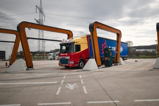 Quality Roofing Systems adopteert elektrische truck bij E. van Wijk Logistics en test internationale inzet