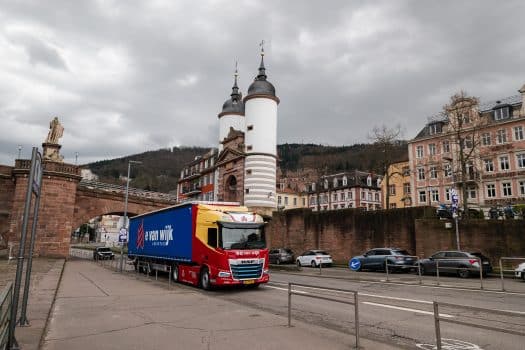 Quality Roofing Systems adopteert elektrische truck bij E. van Wijk Logistics en test internationale inzet